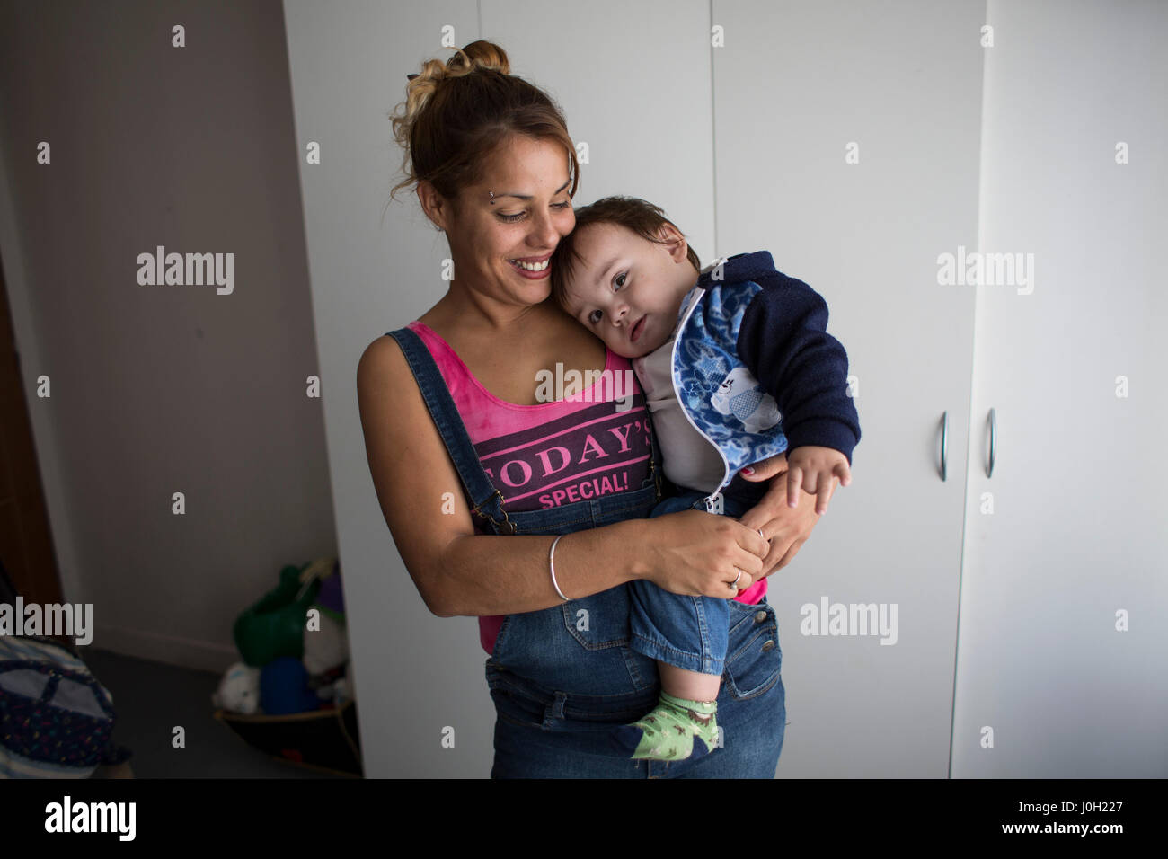 (170413) -- Florencio Varela, 13 avril 2017 (Xinhua) -- Nancy Oliver Ledezma (R) et son Un-année-vieux fils Timoteo poser dans la chambre qu'ils partagent avec trois femmes détenues et leurs enfants dans l'Unité pénale 54 dans le cadre du programme pilote "maisons pour femmes avec enfants' dans la ville de Buenos Aires, Argentine, le 12 avril 2017. Le programme pilote lancé par le ministère de la Justice dans la province de Buenos Aires cherche à améliorer la qualité de vie des femmes détenues qui vivent avec leurs enfants. Le programme offerd petites maisons à l'intérieur d'un complexe pénitentiaire de sorte que les enfants peuvent éviter l'impact de t Banque D'Images