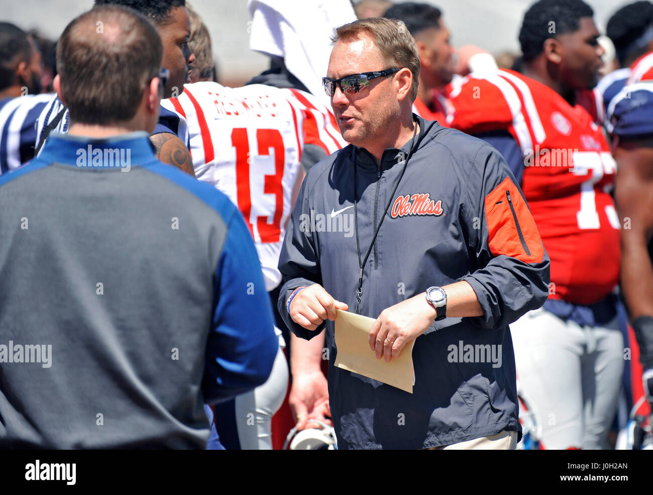 Oxford, MS, États-Unis d'Amérique. 8Th apr 2017. L'entraîneur du Mississippi Hugh geler promenades hors du terrain après un match NCAA college football printemps à Vaught-Hemmingway Stadium à Oxford, MS. L'équipe rouge a remporté 31-29. McAfee Austin/CSM/Alamy Live News Banque D'Images