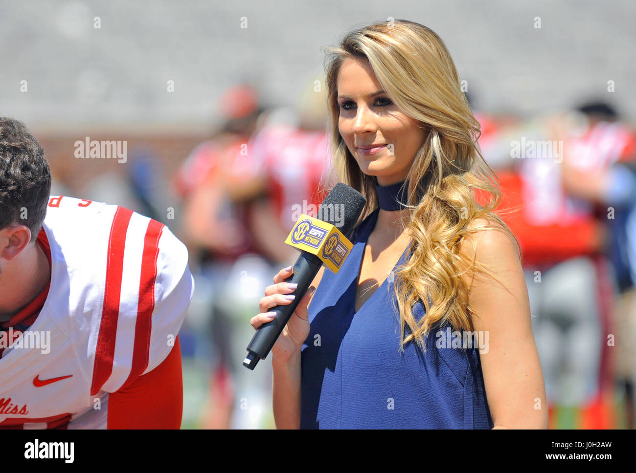 Oxford, MS, États-Unis d'Amérique. 8Th apr 2017. Réseau sec journaliste Laura Rutledge se prépare pour une entrevue d'après match NCAA college football après un match au stade de Vaught-Hemmingway printemps à Oxford, MS. L'équipe rouge a remporté 31-29. McAfee Austin/CSM/Alamy Live News Banque D'Images