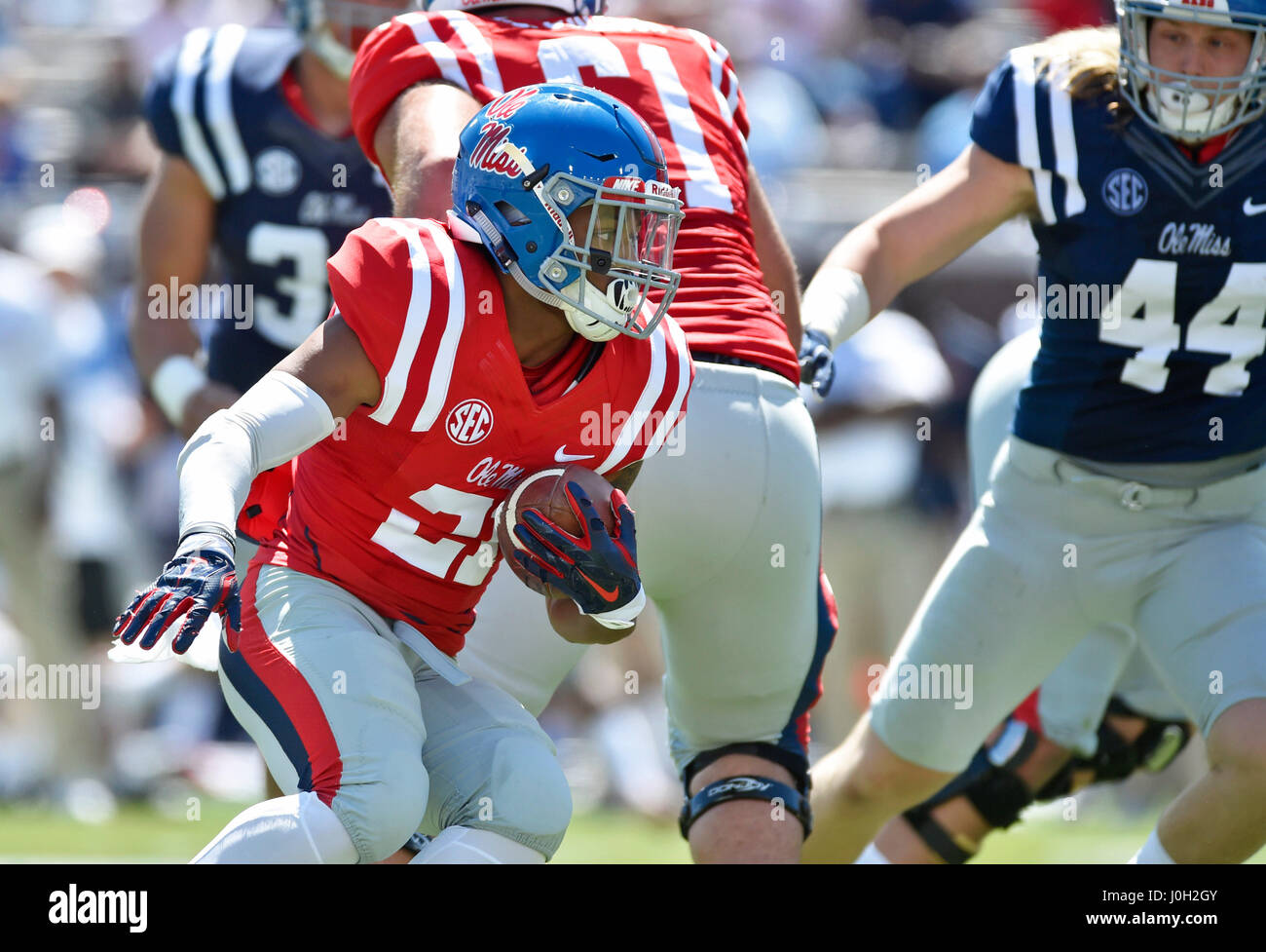 Oxford, MS, États-Unis d'Amérique. 8Th apr 2017. Running back rouge Puits Keshun cherche un trou ouvert au cours du premier trimestre d'un collège NCAA Football jeu de printemps à Vaught-Hemmingway Stadium à Oxford, MS. L'équipe rouge a remporté 31-29. McAfee Austin/CSM/Alamy Live News Banque D'Images