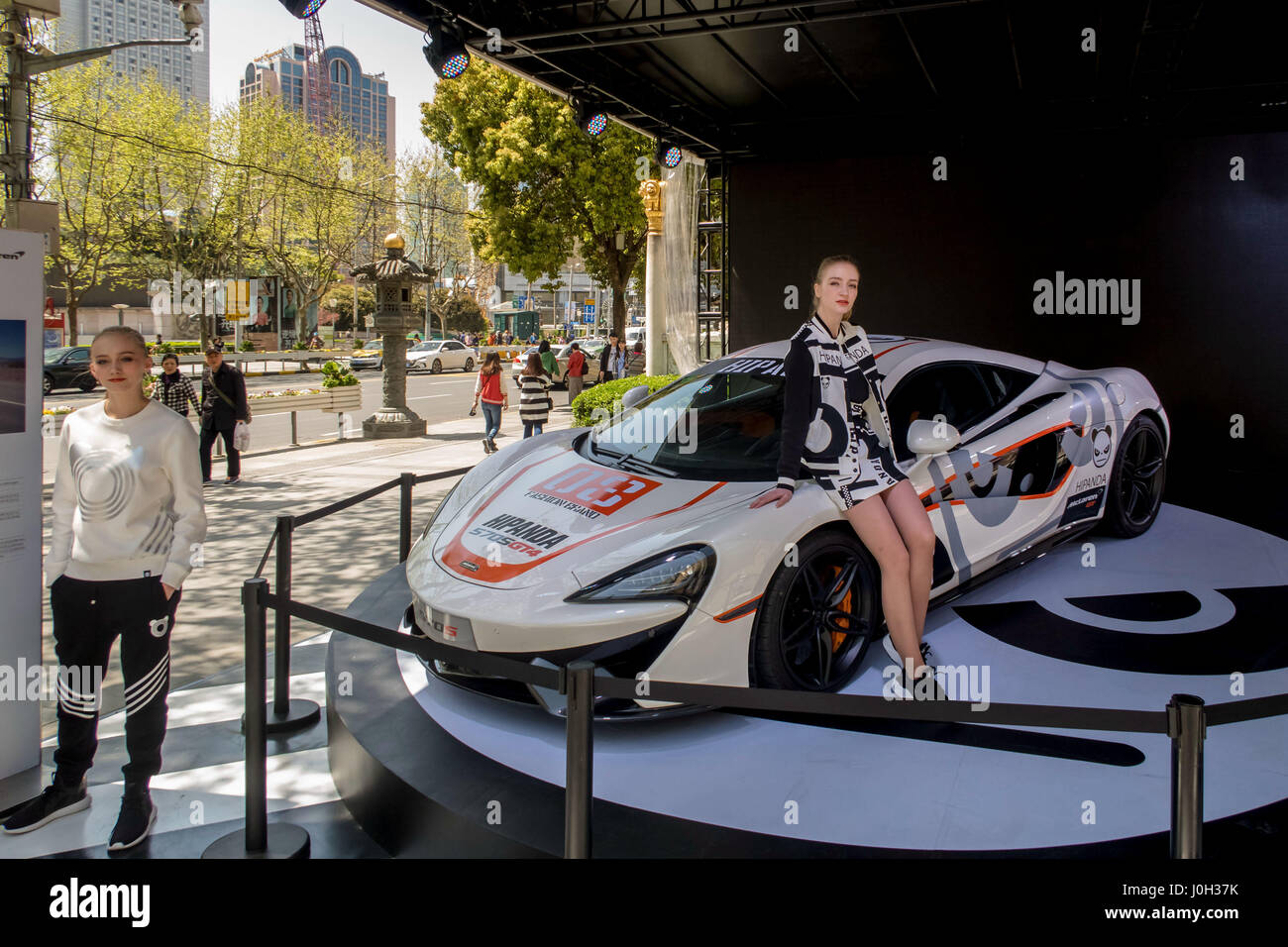 Shanghai, Shanghai, Chine. 13 avr, 2017. Shanghai, Chine - 13 Avril 2017 : (usage éditorial uniquement. Chine).La McLaren 570S GT4 attire beaucoup l'attention des citoyens de Shanghai, 13 avril 2017. C'est la dernière voiture de McLaren Automotive, qui a coûté plus de 2,5 millions de yuans. Crédit : SIPA Asie/ZUMA/Alamy Fil Live News Banque D'Images