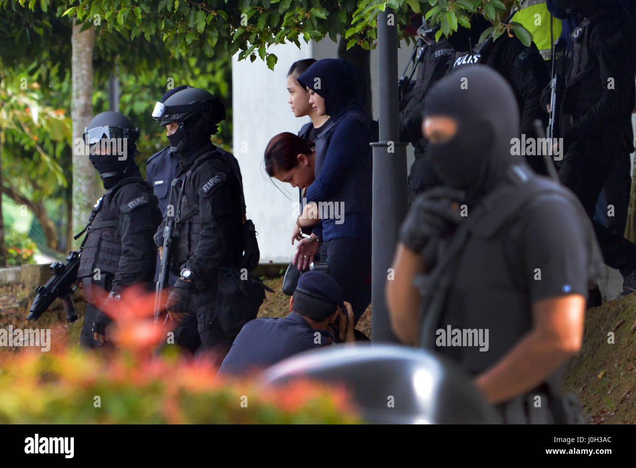 Sepang, en Malaisie. 13 avr, 2017. Siti suspect d'Indonésie Robert Poitou est escorté par la police alors qu'elle quitte un tribunal à Sepang, Malaisie, le 13 avril 2017. Les avocats de la défense des deux suspects qui ont été accusés de l'exécution de l'assassinat d'un ressortissant de la République populaire démocratique de Corée (RPDC), lorsqu'ils comparaissent en cour le jeudi, n'a porté plainte contre les inspecteurs de police qui, disent-ils, pourrait comprendre leur cause et conduire à une erreur judiciaire. Credit : Chong Chung Voon/Xinhua/Alamy Live News Banque D'Images