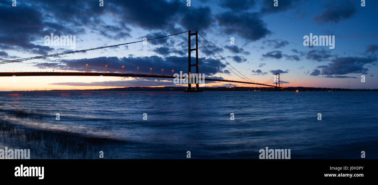 Barton-upon-Humber, Nord du Lincolnshire, au Royaume-Uni. 12 avril 2017. Le Humber Bridge au crépuscule. Credit : LEE BEEL/Alamy Live News Banque D'Images