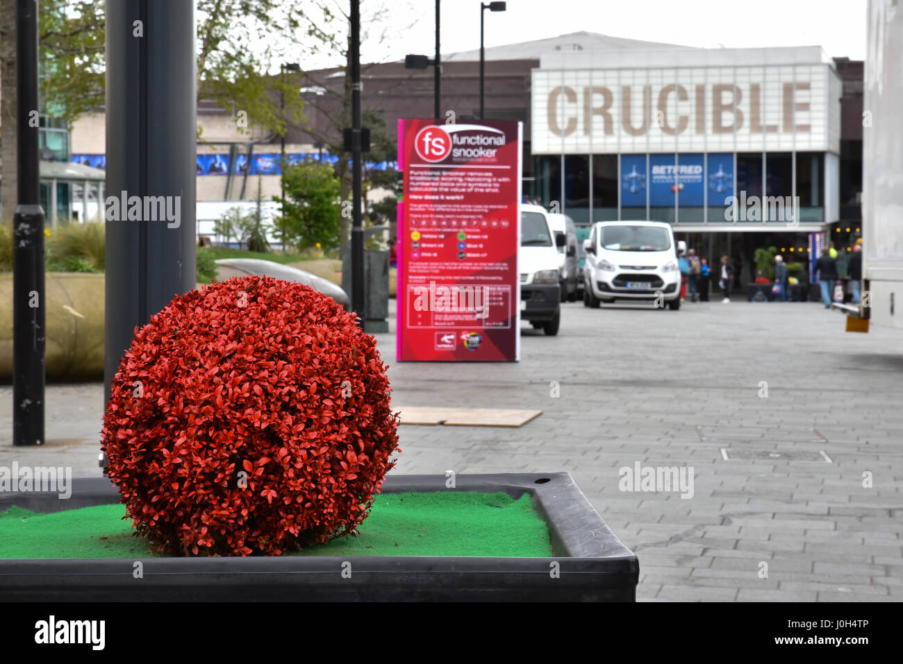 Creuset, Sheffield, Yorkshire, UK. S 13 avril 2017. La mise en place de la 40e Championnats du monde de snooker anninersary au creuset à Sheffield Banque D'Images