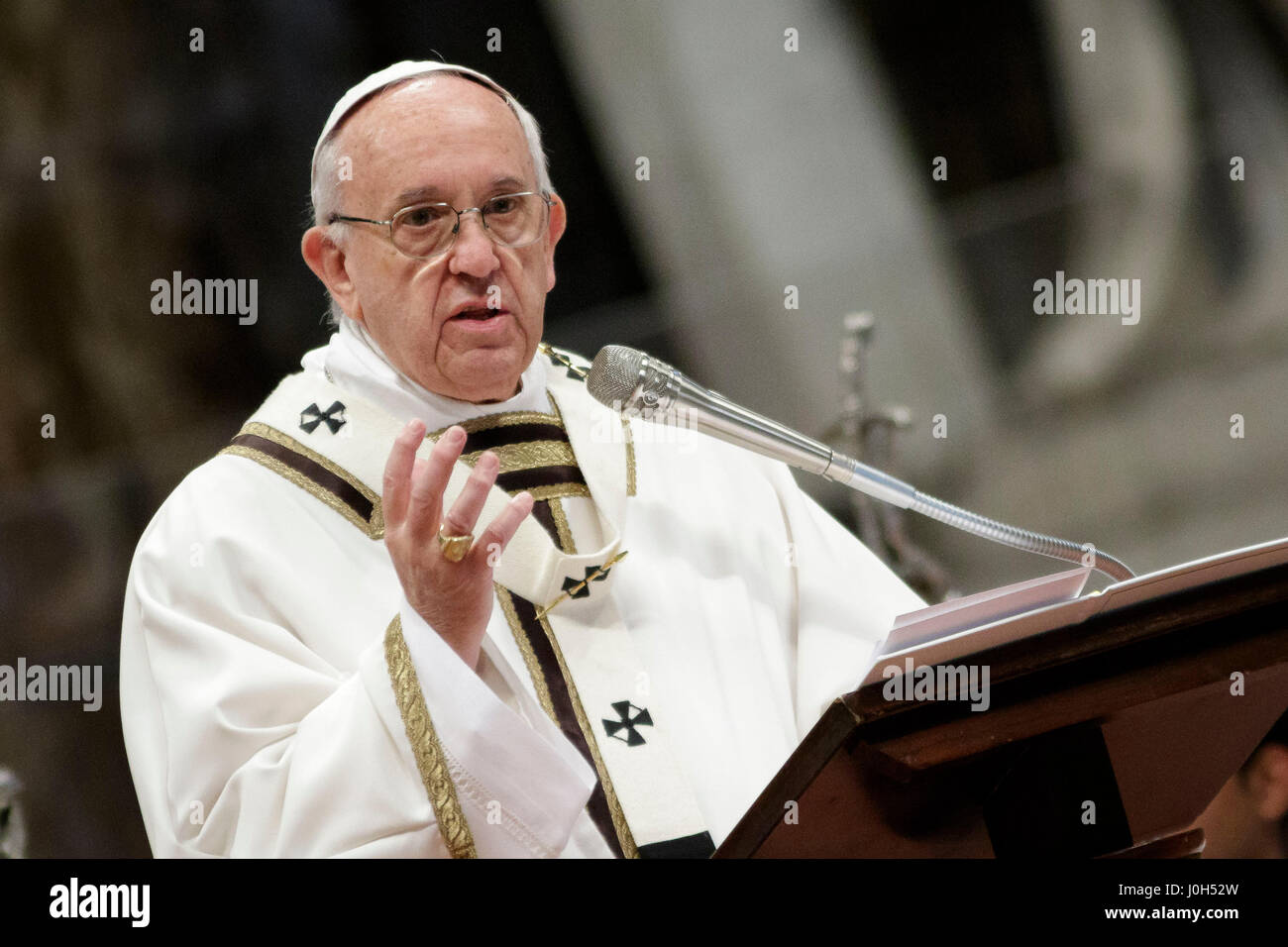 Cité du Vatican, Vatican. 13 avr, 2017. Le pape François ouvre la Messe chrismale du Jeudi Saint (Jeudi saint) qui marque le début des célébrations de Pâques à la basilique St Pierre dans la Cité du Vatican, Vatican. La Messe chrismale est la liturgie traditionnelle, au cours de laquelle les huiles à utiliser dans les sacrements de l'initiation, l'ordre et la guérison tout au long de l'année à venir sont bénis. Credit : Giuseppe Ciccia/Alamy Live News Banque D'Images