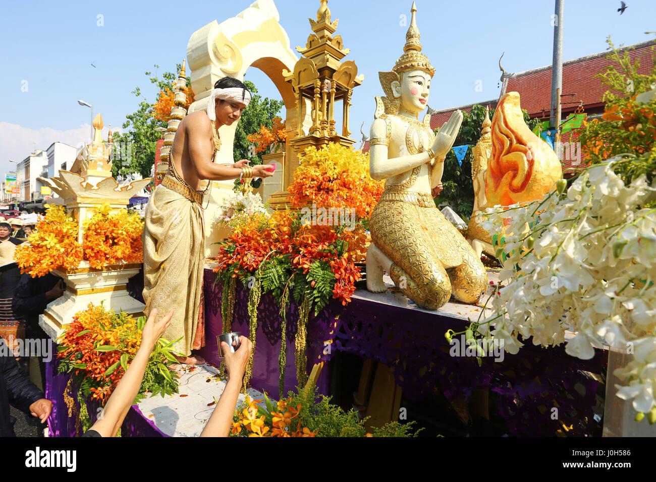 Chiang Mai, Thaïlande. 13 avril 2017. Les statues de Bouddha sont bénis avec de l'eau. Le premier jour de Songkran, le Nouvel An thaï, a commencé par une lutte d'eau massive dans la région de Chiang Mai, qui durera trois jours. La tradition vient de verser une petite quantité d'eau sur une statue de Bouddha, ou les moines, de recevoir une bénédiction en retour. Maintenant les bénédictions coulent librement et plutôt que d'une petite pincée de l'eau, peut être administré par flexible, seau de même super soaker les pistolets à eau. Crédit : Paul Brown/Alamy Live News Banque D'Images