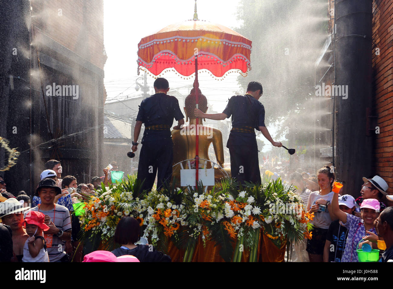 Chiang Mai, Thaïlande. 13 avril 2017. Le premier jour de Songkran, le Nouvel An thaï, a commencé par une lutte d'eau massive dans la région de Chiang Mai, qui durera trois jours. La tradition vient de verser une petite quantité d'eau sur une statue de Bouddha, ou les moines, de recevoir une bénédiction en retour. Maintenant les bénédictions coulent librement et plutôt que d'une petite pincée de l'eau, peut être administré par flexible, seau de même super soaker les pistolets à eau. Crédit : Paul Brown/Alamy Live News Banque D'Images