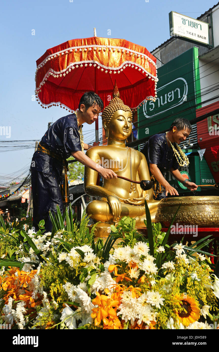 Chiang Mai, Thaïlande. 13 avril 2017. Les statues de Bouddha sont bénis avec de l'eau. Le premier jour de Songkran, le Nouvel An thaï, a commencé par une lutte d'eau massive dans la région de Chiang Mai, qui durera trois jours. La tradition vient de verser une petite quantité d'eau sur une statue de Bouddha, ou les moines, de recevoir une bénédiction en retour. Maintenant les bénédictions coulent librement et plutôt que d'une petite pincée de l'eau, peut être administré par flexible, seau de même super soaker les pistolets à eau. Crédit : Paul Brown/Alamy Live News Banque D'Images