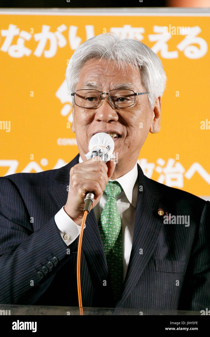 Tokyo, Japon. 13 avr, 2017. Homme politique japonais Toshio Ogawa fait un discours de la rue à l'extérieur de la gare de Shinjuku, le 13 avril 2017, Tokyo, Japon. L'Alliance pour la paix civile et le constitutionnalisme a été fondé par des membres des cinq groupes de citoyens en alliance avec des partis d'opposition du Japon, qui s'inquiètent de la politique de le Premier ministre japonais Shinzo Abe. Credit : Rodrigo Reyes Marin/AFLO/Alamy Live News Banque D'Images