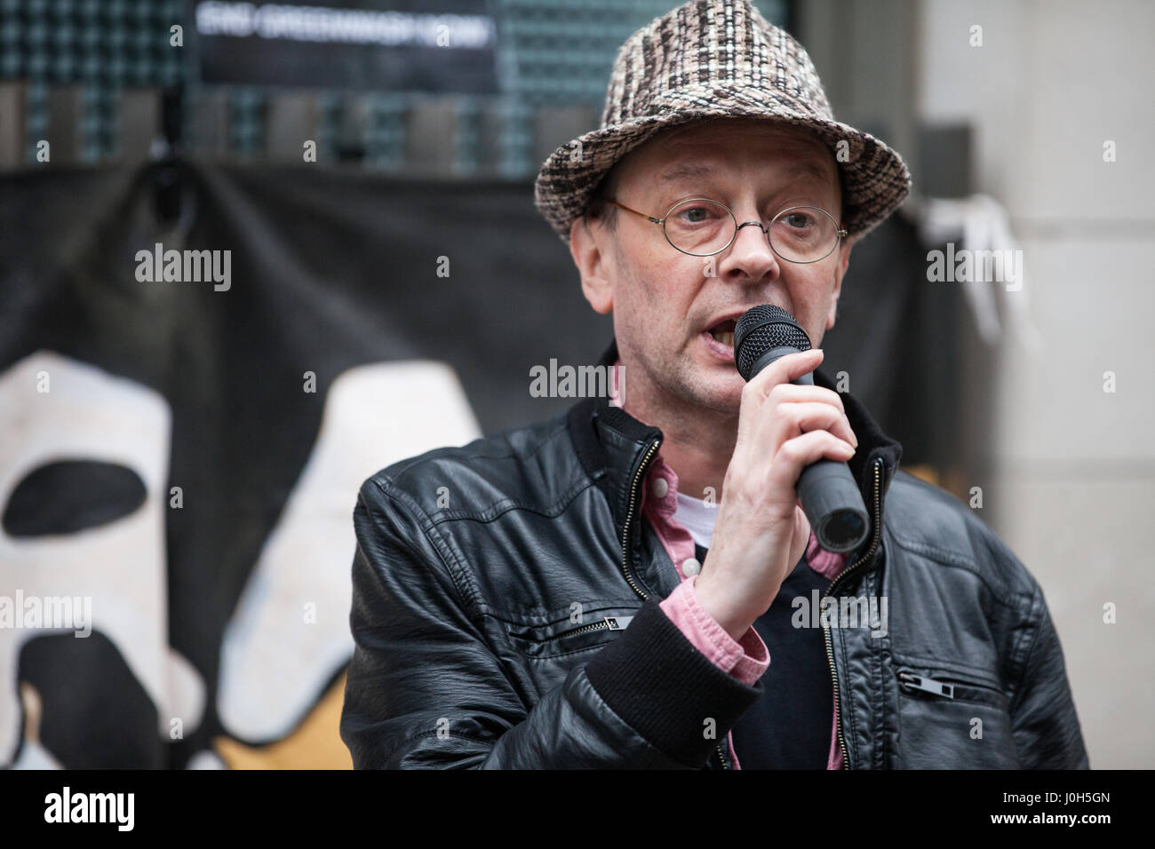 Londres, Royaume-Uni. 13 avril, 2017. Pete Deane avec des militants du Biofuelwatch de manifestations devant les bureaux de Schroders à la City de Londres, l'un de ses principaux investisseurs, d'appeler à la fermeture de la controversée Drax Power Station, qui brûle du charbon de bois, et, plus récemment, du gaz et qui reçoit £1,5 millions de subventions tous les jours. Credit : Mark Kerrison/Alamy Live News Banque D'Images
