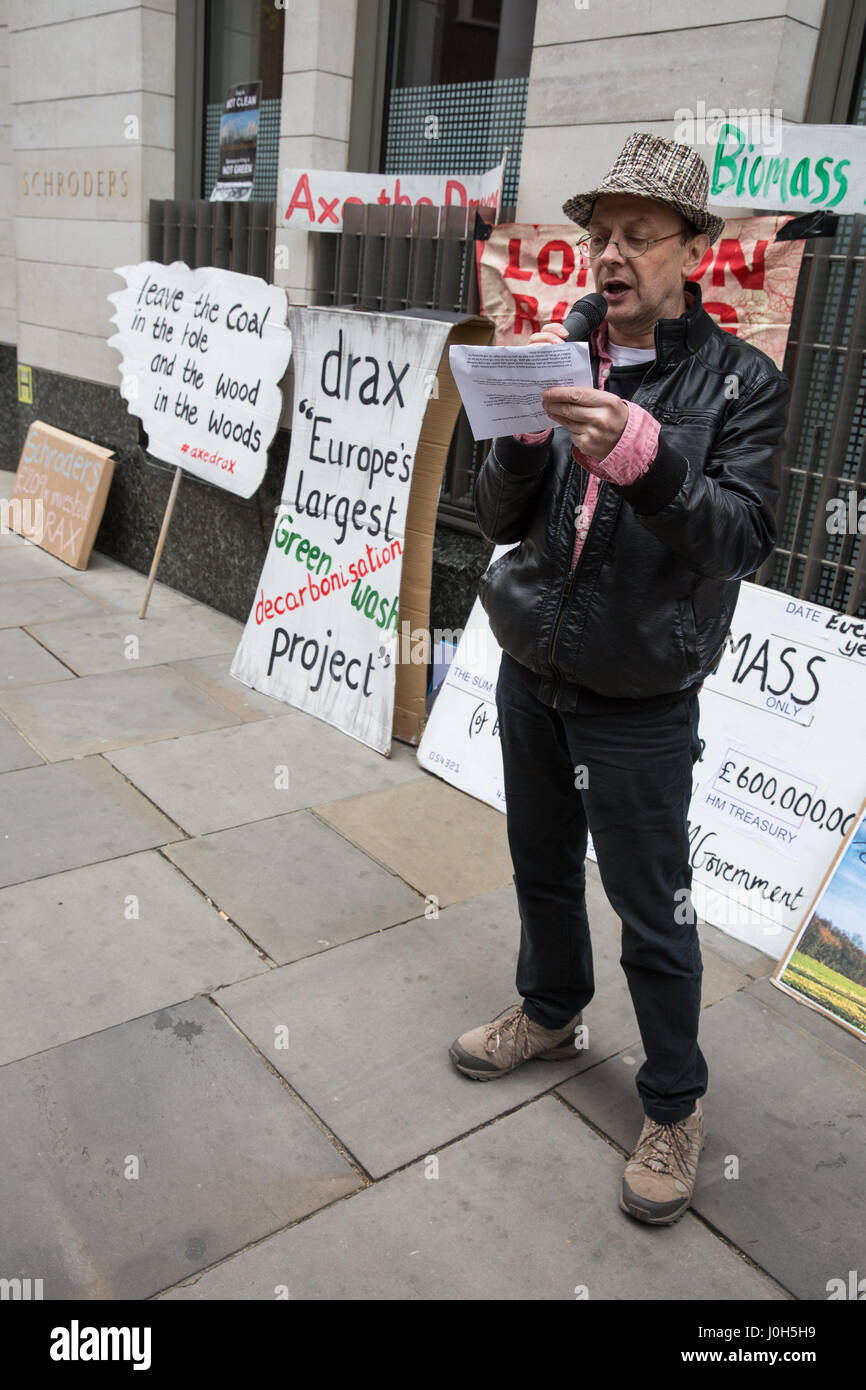 Londres, Royaume-Uni. 13 avril, 2017. Pete Deane avec des militants du Biofuelwatch de manifestations devant les bureaux de Schroders à la City de Londres, l'un de ses principaux investisseurs, d'appeler à la fermeture de la controversée Drax Power Station, qui brûle du charbon de bois, et, plus récemment, du gaz et qui reçoit £1,5 millions de subventions tous les jours. Credit : Mark Kerrison/Alamy Live News Banque D'Images
