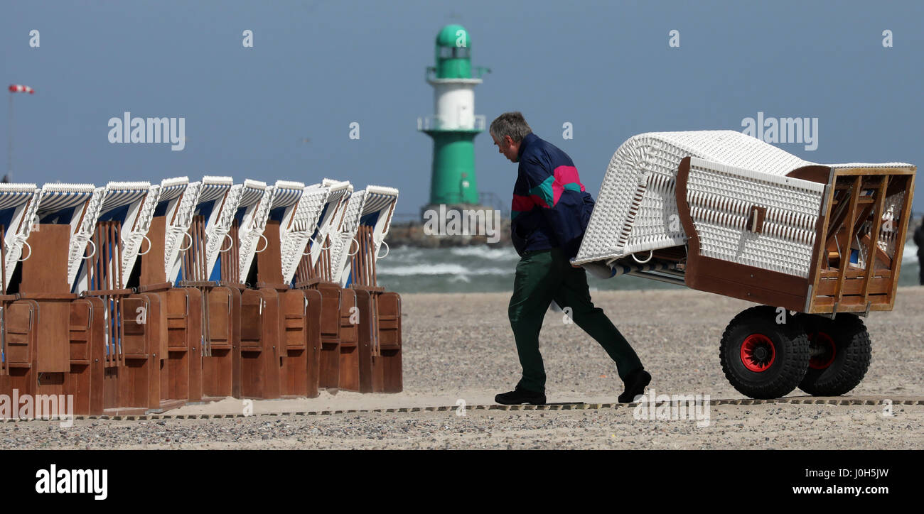 Rostock, Allemagne. 13 avr, 2017. Un homme met en place une superficie locative location chaises de plage pour le week-end de Pâques dans la région de la mer Baltique ville de Rostock, Allemagne, 13 avril 2017. Selon le service météorologique allemand (DWD), le temps restera froid et capricieux sur cette année, le week-end de Pâques. Photo : Bernd Wüstneck/dpa-Zentralbild/dpa/Alamy Live News Banque D'Images