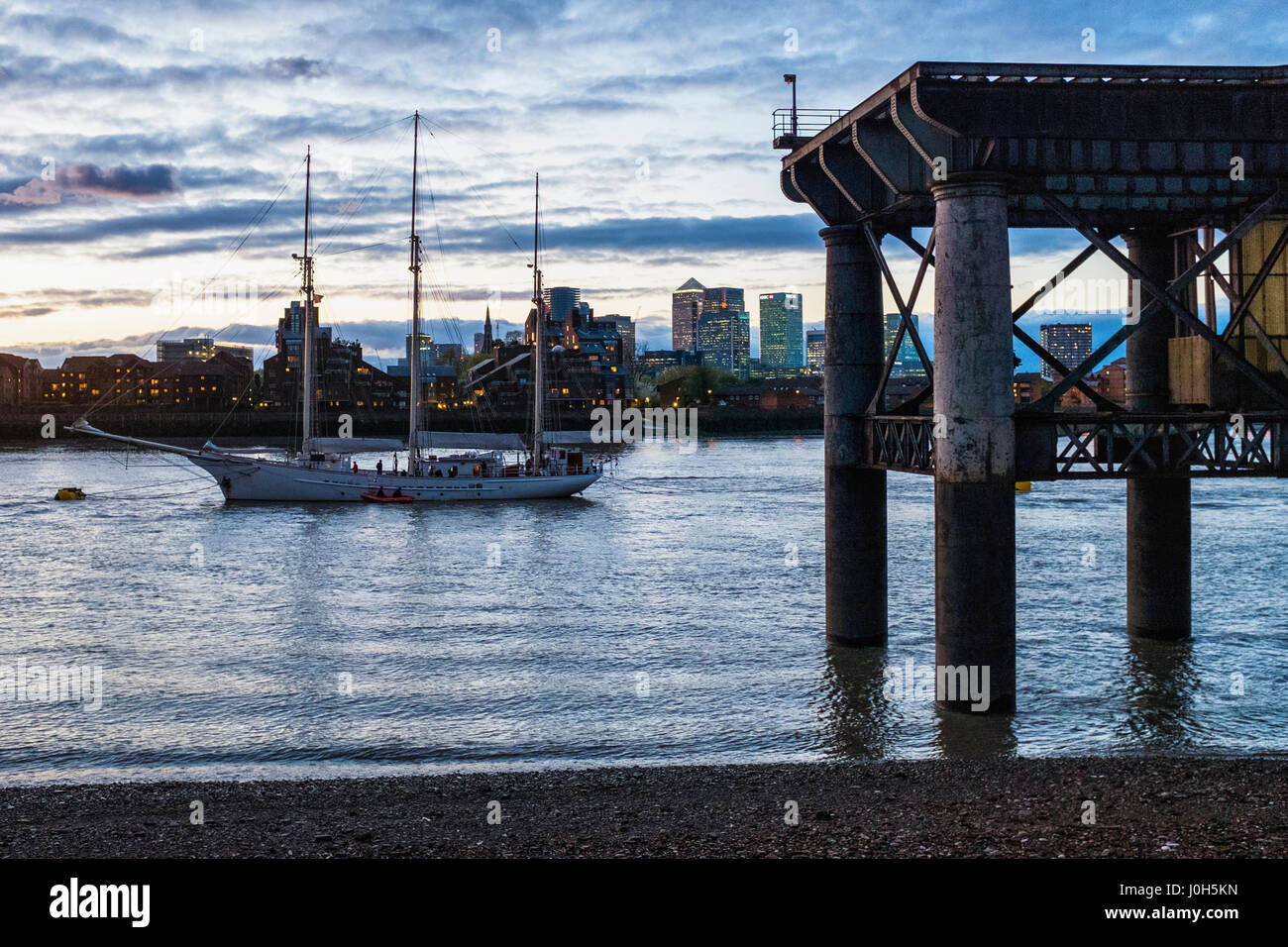 London Greenwich, Royaume-Uni. 13 avril, 2017. Le Royal Borough de Greenwich est l'hôte du Rendez-vous 2017 Tall Ships Regatta entre les 13 et 16 avril. La régate est la cérémonie de départ pour une course qui aura lieu à l'occasion du 150e anniversaire de la Confédération canadienne. Plus de 30 grands voiliers sont amarrés à Greenwich et Woolwich avant d'appareiller pour le Québec, Canada, via le Portugal, aux Bermudes et à Boston. Le défilé de la voile est la spectaculaire finale de la régate. Le défilé débutera à 5. Credit : Eden Breitz/Alamy Live News Banque D'Images