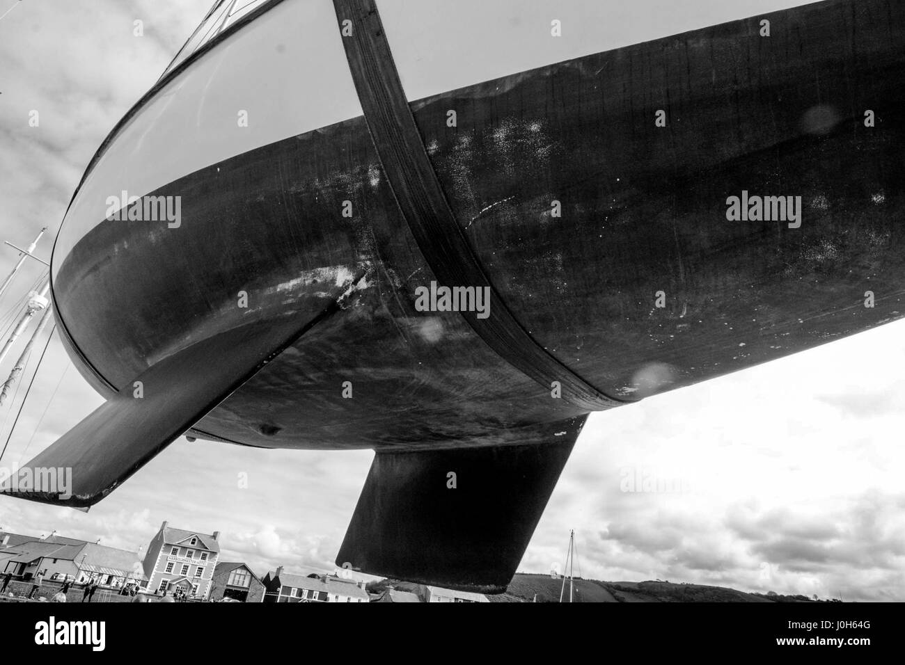 Le port d''Aberaeron, UK. 13 avril 2017. Bateaux allant de nouveau dans l'eau après le repos d'hiver il y a . Le port d''Aberaeron. Sur un froid vif mais le printemps c'est quand l'été commence Crédit : andrew chittock/Alamy Live News Banque D'Images