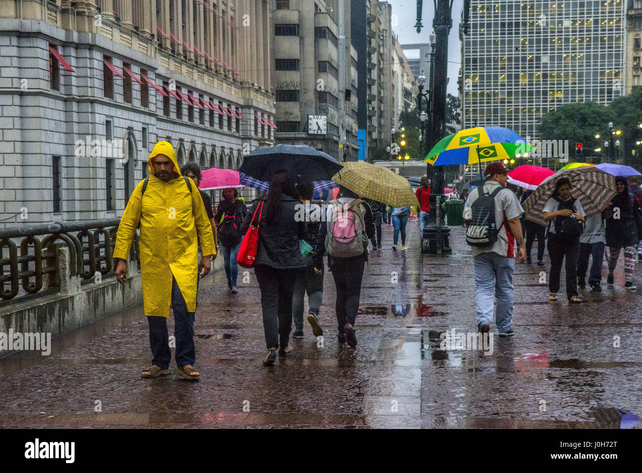 Sao Paulo, Brésil. 13 avr, 2017. Les gens marcher à travers un matin froid et humide à Sao Paulo le 13 avril 2017 au Brésil. Sao Paulo a connu un automne froid et humide cette année avec plus de pluie prévue pour vendredi avant d'effacer la fin de semaine. Credit : Cris Faga/ZUMA/Alamy Fil Live News Banque D'Images