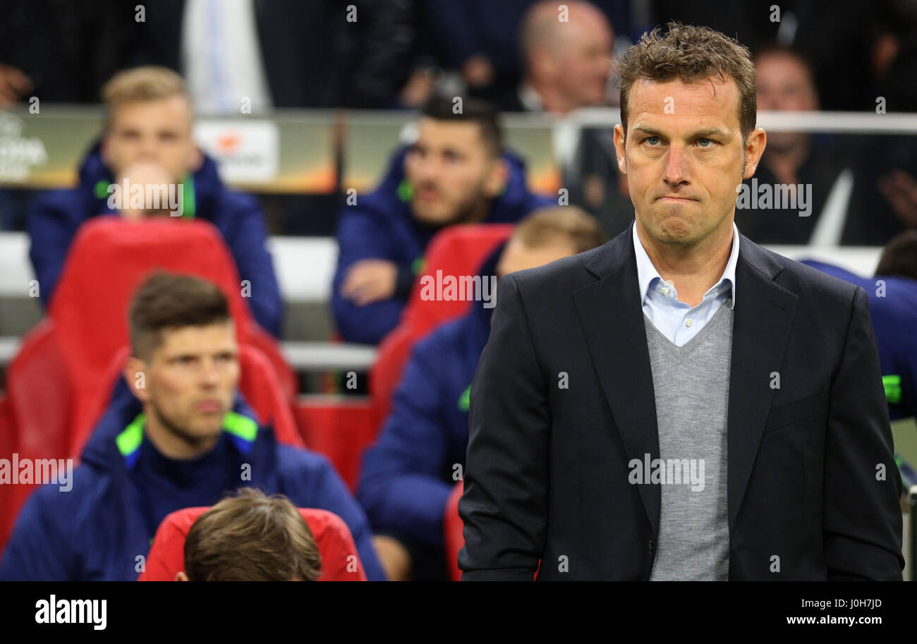 Amsterdam, Pays-Bas. 13 avr, 2017. Le manager de Schalke Markus Weinzierl avant les la première étape de l'Europa League match de quart de finale entre l'AFC Ajax et le FC Schalke 04 dans l'Amsterdam Arena à Amsterdam, Pays-Bas, 13 avril 2017. Photo : Ina Fassbender/dpa/Alamy Live News Banque D'Images