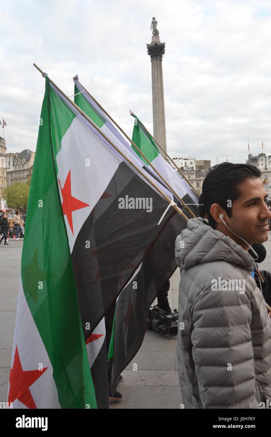 Londres, Royaume-Uni. 13 avr, 2017. Les militants de Solidarité syrienne et holler loud choir a tenu une vigile à l'unisson avec le monde de la ville, alors que la crise syrienne et la guerre civile a l'air d'exercer dans une période de sept ans . Crédit : Philip Robins/Alamy Live News Banque D'Images