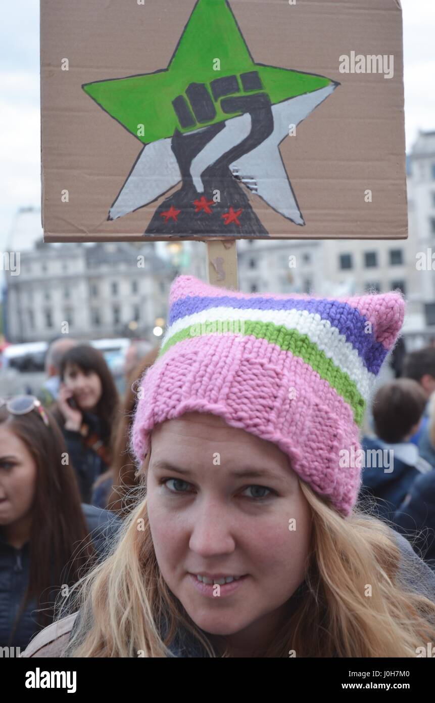 Londres, Royaume-Uni. 13 avr, 2017. Les militants de Solidarité syrienne et holler loud choir a tenu une vigile à l'unisson avec le monde de la ville, alors que la crise syrienne et la guerre civile a l'air d'exercer dans une période de sept ans . Crédit : Philip Robins/Alamy Live News Banque D'Images