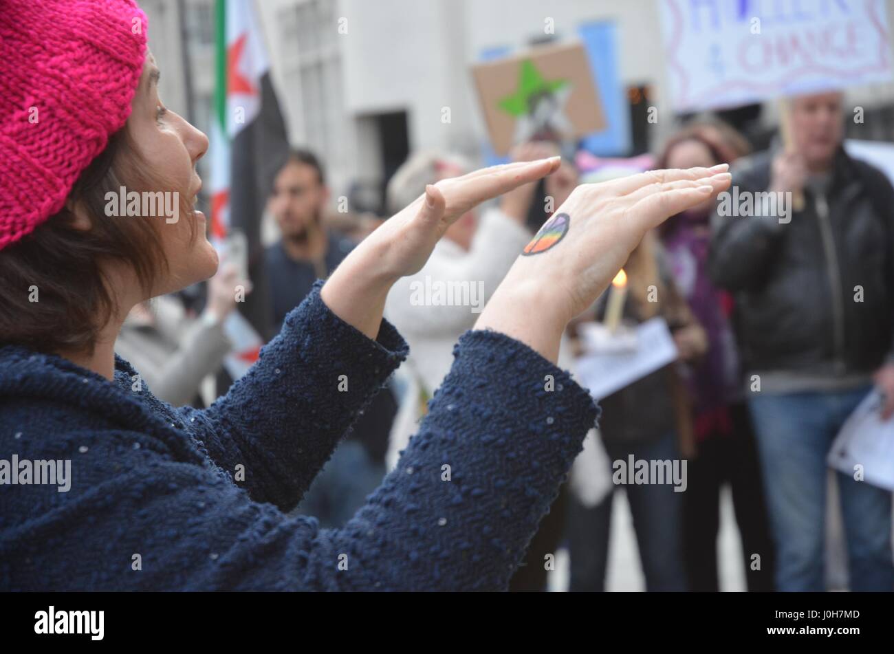 Londres, Royaume-Uni. 13 avr, 2017. Les militants de Solidarité syrienne et holler loud choir a tenu une vigile à l'unisson avec le monde de la ville, alors que la crise syrienne et la guerre civile a l'air d'exercer dans une période de sept ans . Crédit : Philip Robins/Alamy Live News Banque D'Images