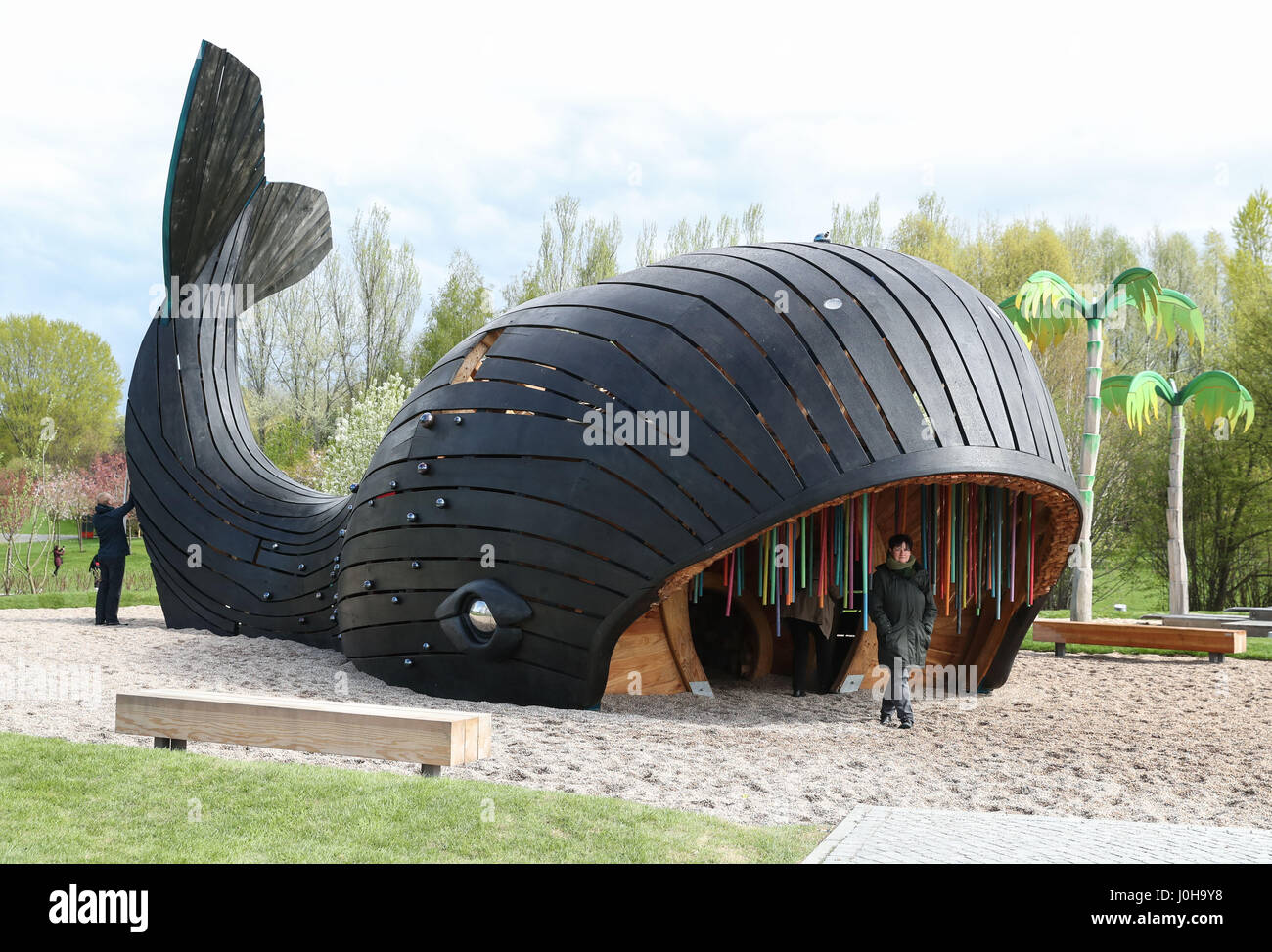 Berlin, Allemagne. 13 avr, 2017. Une sculpture en forme de baleine est vu à l'Exposition internationale de Berlin 2017 Jardin (IGA) dans les jardins du monde à Berlin-Est, capitale de l'Allemagne, le 13 avril 2017. Les trois jours de Berlin 2017 IGA a été ouverte le jeudi. Credit : Shan Yuqi/Xinhua/Alamy Live News Banque D'Images