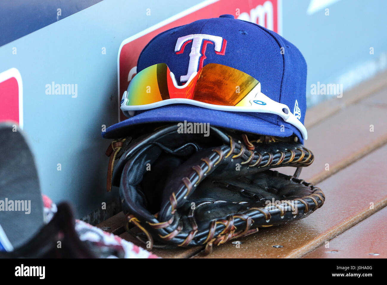 Anaheim, Californie, USA. 13 avril 2017 : un gant et les Texas Rangers reste dans l'étang dans le jeu entre les Texas Rangers et Los Angeles Angels of Anaheim, Angel Stadium d'Anaheim, CA, photographe : Peter Renner and Co Crédit : Cal Sport Media/Alamy Live News Banque D'Images