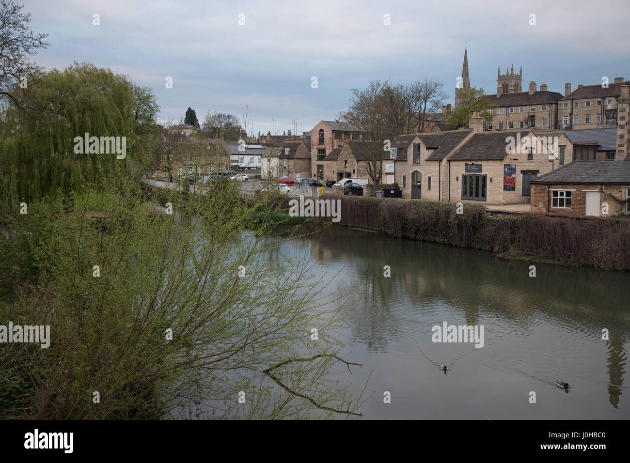 Stamford, au Royaume-Uni. 14 avr, 2017. Stamford, Lincolnshire, Royaume-Uni. Vendredi 14 avril 2017. UK : météo nuageux commencent à bon vendredi et le week-end de Pâques. D'autres nuages nuageux est prévu. Credit : WansfordPhoto/Alamy Live News Banque D'Images