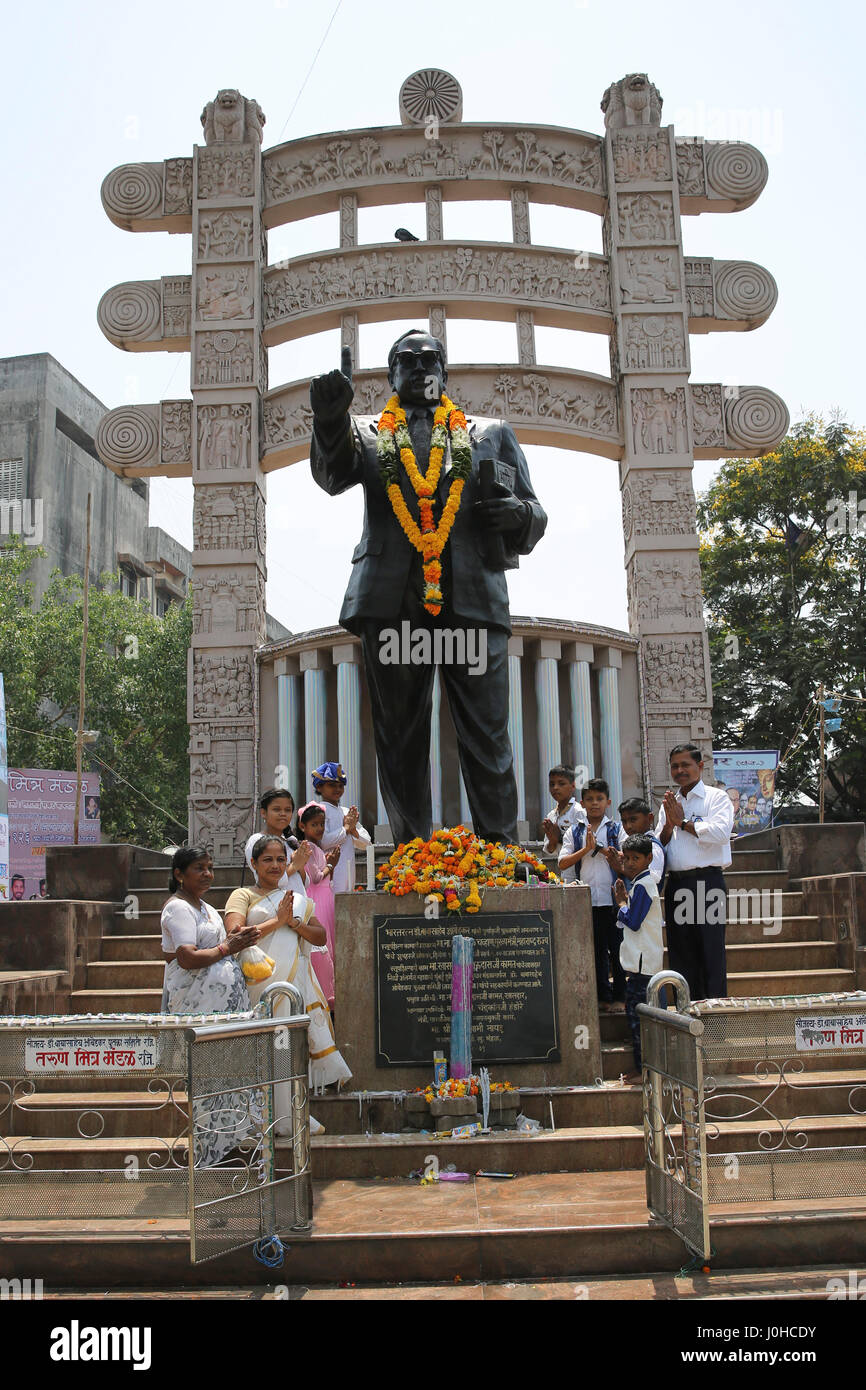 Mumbai, Inde. 14 avr, 2017. Une famille pose pour une photo avec l'état de Dr BR Ambedkar sur son 126e anniversaire célébré aujourd'hui le 14 avril 2017 à Mumbai, Inde. Credit : Chirag Wakaskar/Alamy Live News Banque D'Images