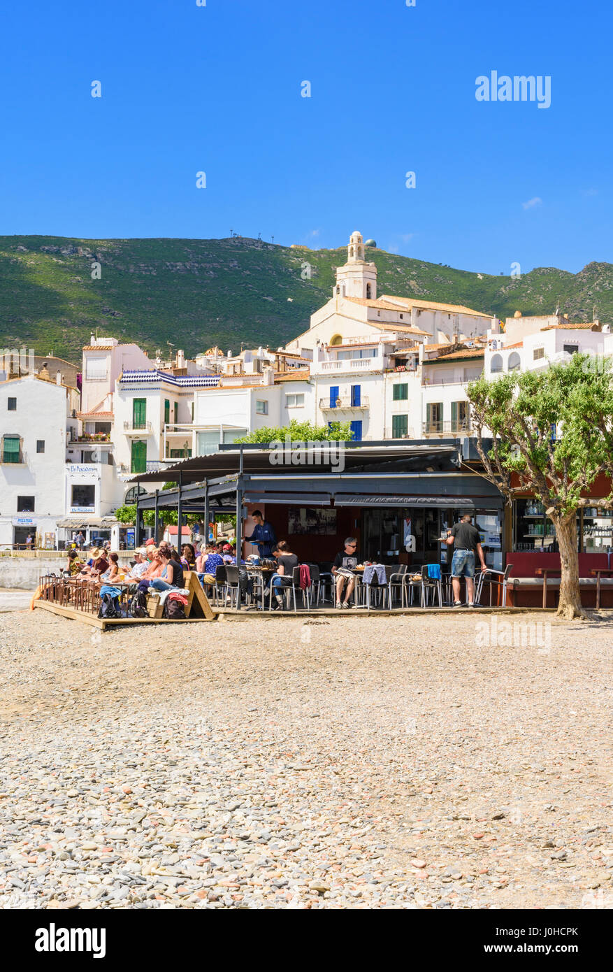 Bar de plage animée sur Cadauqes main beach, Playa Gran y Esporta, Cadaques, Catalogne, Espagne Banque D'Images