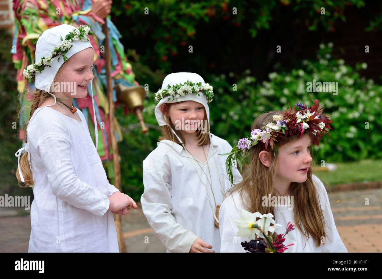 Kentwell Hall, Angleterre, Royaume-Uni - Mai 05, 2014 : trois jeunes filles en costume peut profiter de jour Banque D'Images