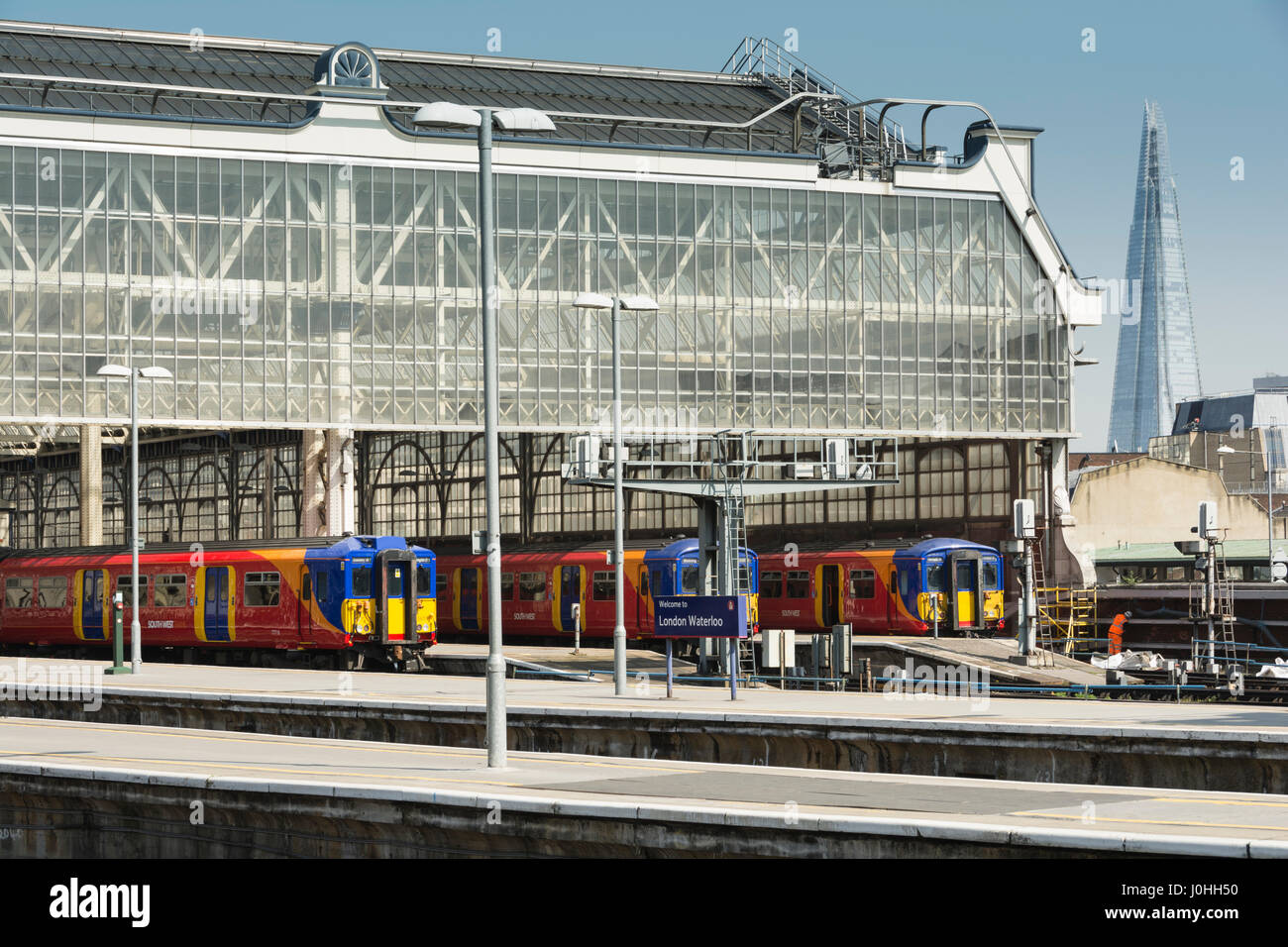 South West Trains quittant la gare de Waterloo sur une journée ensoleillée Banque D'Images