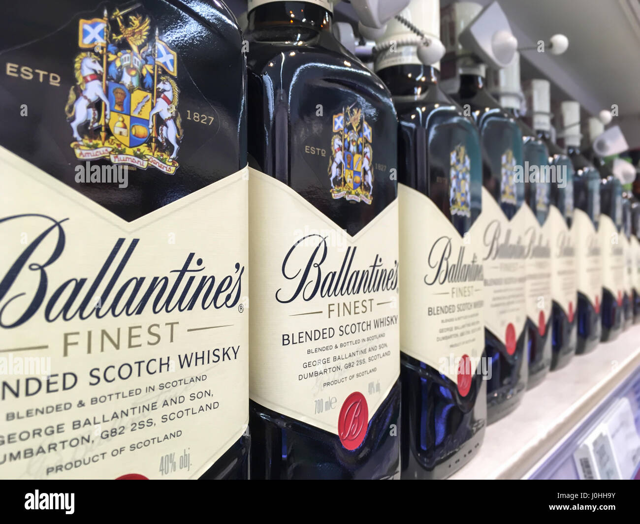 Nowy Sacz, Pologne - 16 Avril 2017 : Bouteilles de Ballantine's Finest Blended Scotch whisky sur les tablettes des magasins à vendre à l'hypermarché Tesco. Banque D'Images