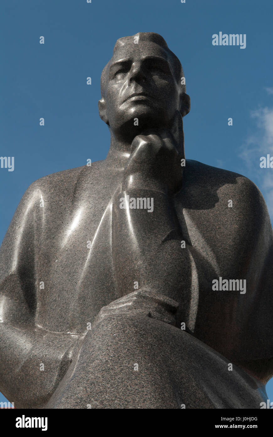 Kaunas Lituanie Statue de Maironis, le nom de plume du prêtre Jonas Maciulus l'un des plus célèbres poètes de la Lituanie. Place de l'Hôtel de Ville Vieille Ville 2017 2010s, HOMER SYKES Banque D'Images
