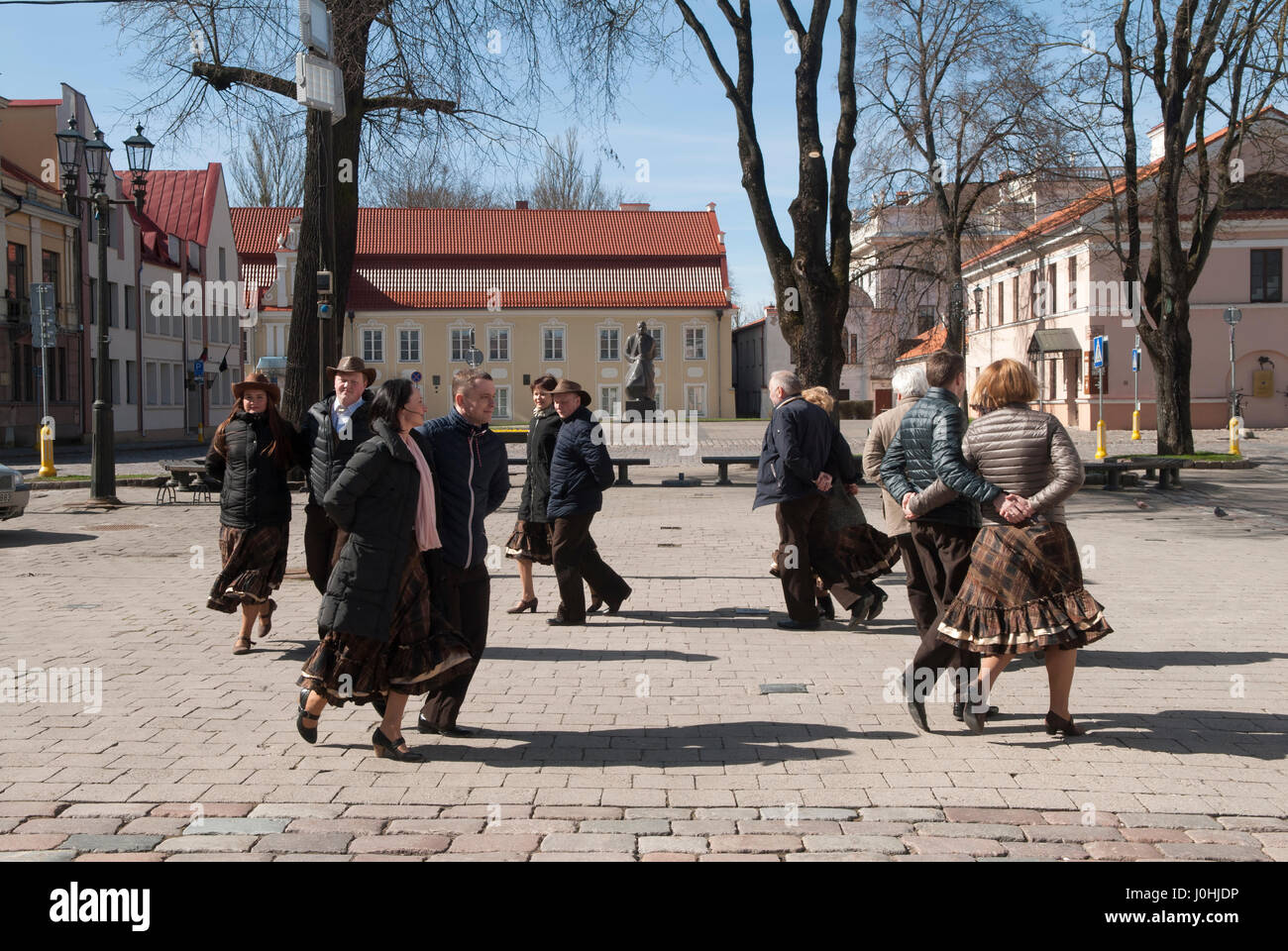 Kaunas Lituanie hommes plus âgés et les femmes La danse à la place de l'Hôtel de Ville. 2017 2010s, HOMER SYKES Banque D'Images