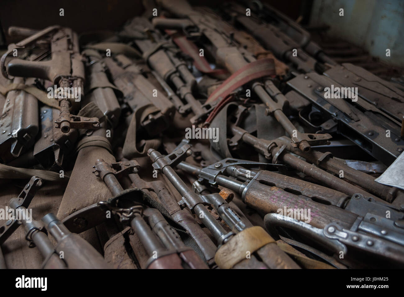 Les armes remises volontairement par des groupes armés en RDC à l'Organisation des Nations Unies à Goma, République démocratique du Congo, avant qu'ils ne soient détruits Banque D'Images