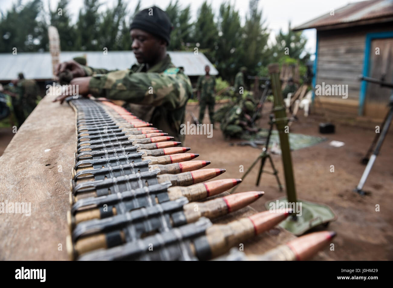 Les forces spéciales de la RDC à Tongo le nettoyage des armes et des munitions au cours des opérations contre les rebelles des FDLR dans le Parc National des Virunga Banque D'Images