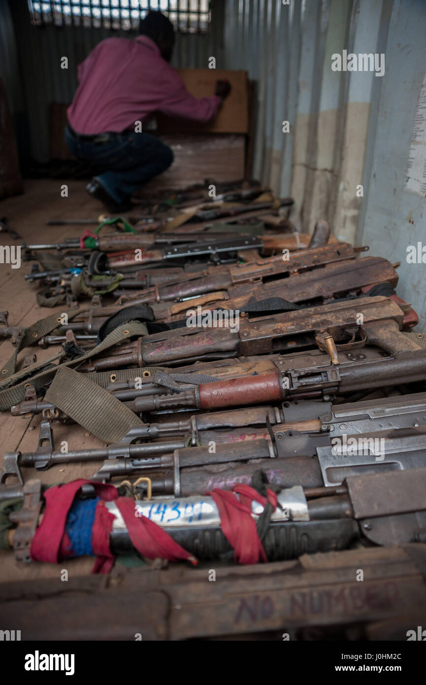 Les armes légères sont enregistrés après avoir été abandonné par les groupes armés de la RDC dans le cadre du programme de désarmement des Nations Unies avant d'être détruit Banque D'Images