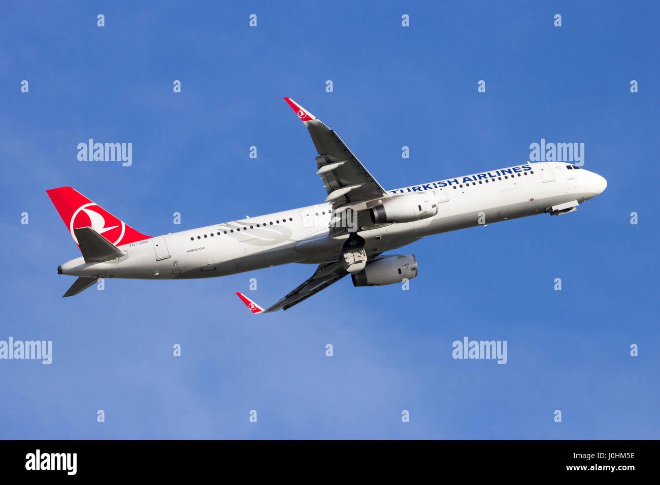 AMSTERDAM-Schiphol - 16 févr. 2016 : Turkish Airlines Airbus A321 avion de décollage de l'aéroport de Schiphol Banque D'Images