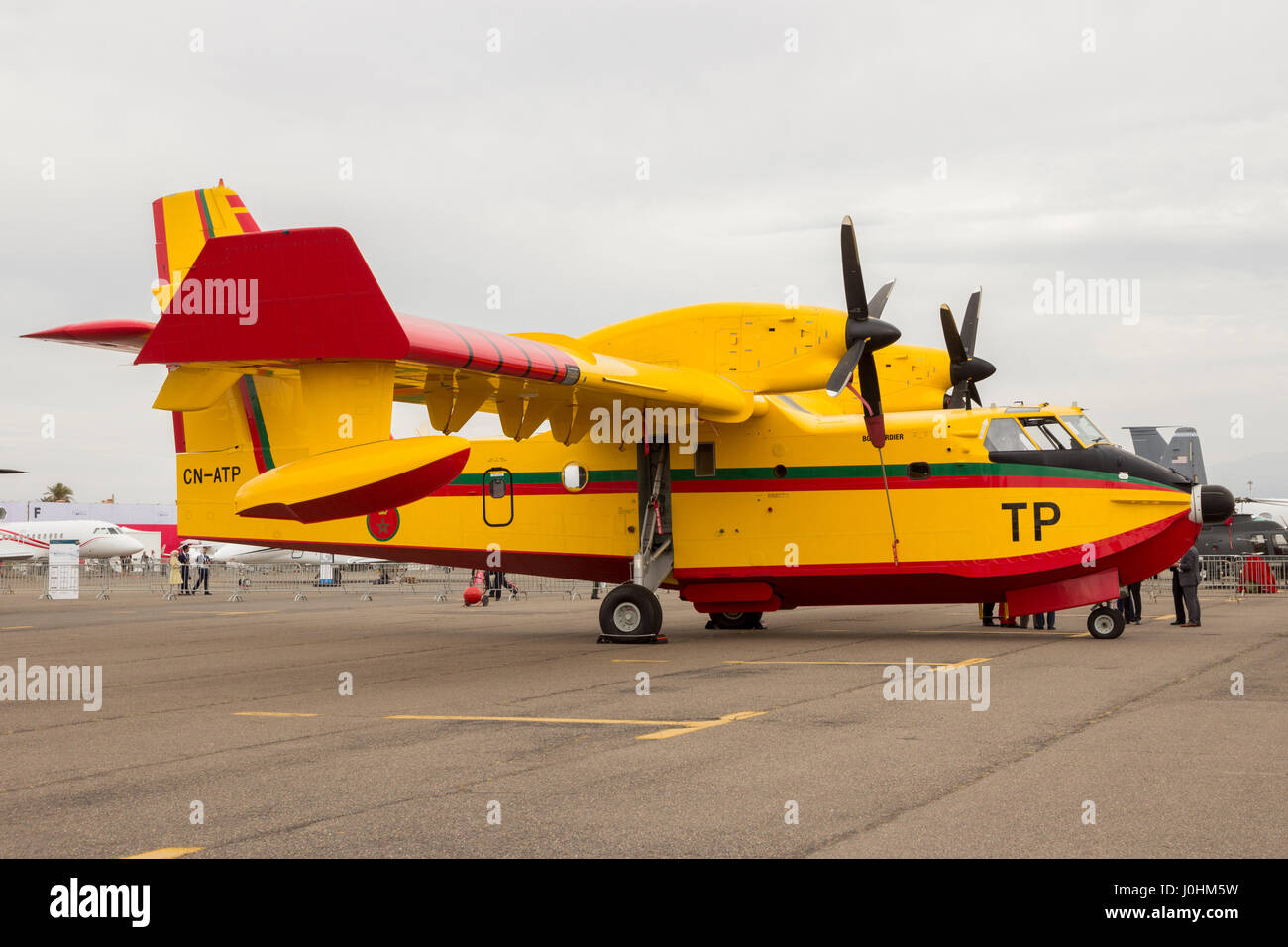 MARRAKECH, MAROC - Apr 28, 2016 : La Force aérienne royale marocaine bombardier d'eau Canadair CL-415 à l'avion Marrakech Air Show. Banque D'Images