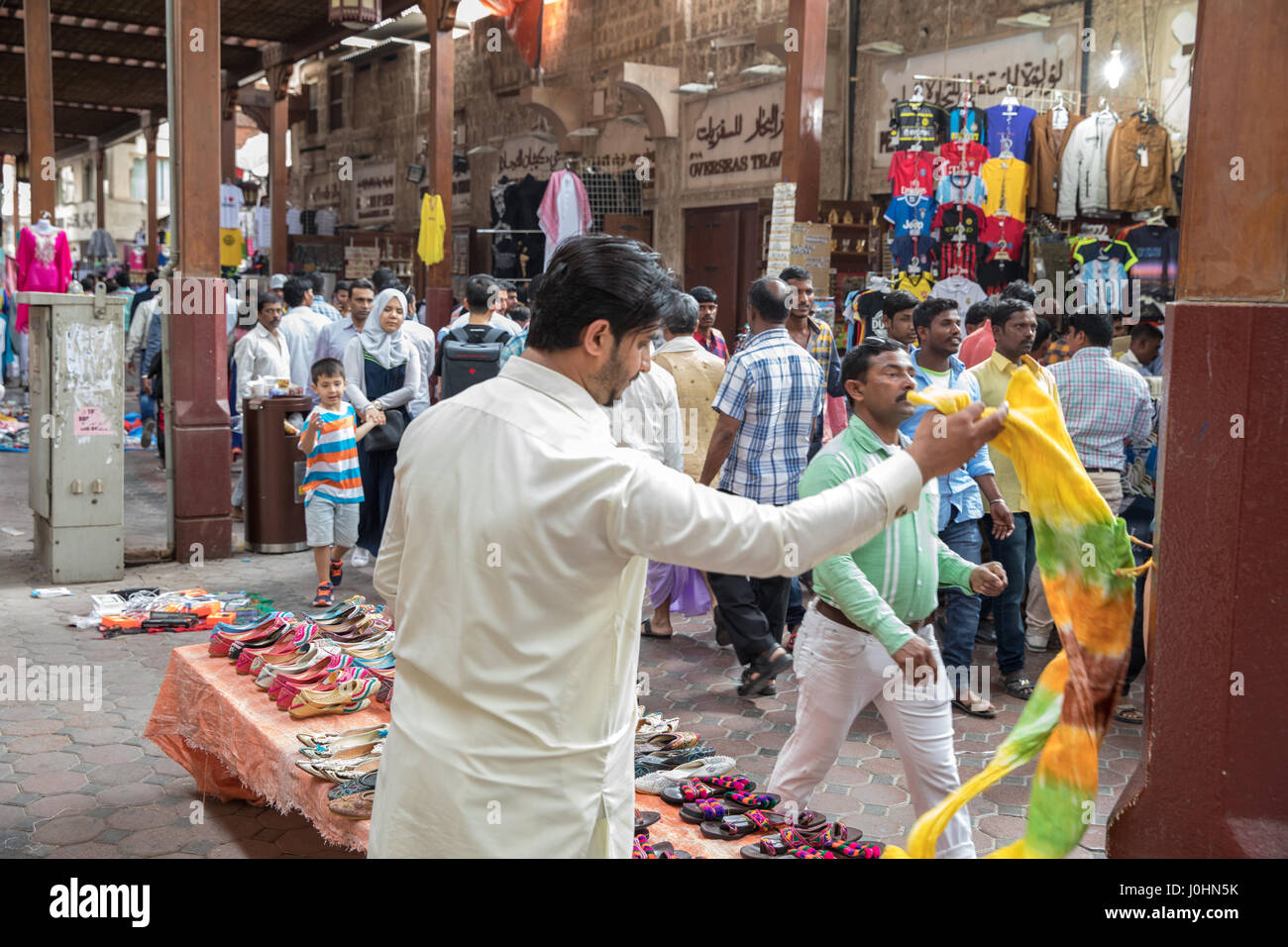 Le souk aux textiles (aussi connu sous le vieux souk) à Bur Dubai, Dubaï, Émirats arabes unis Banque D'Images