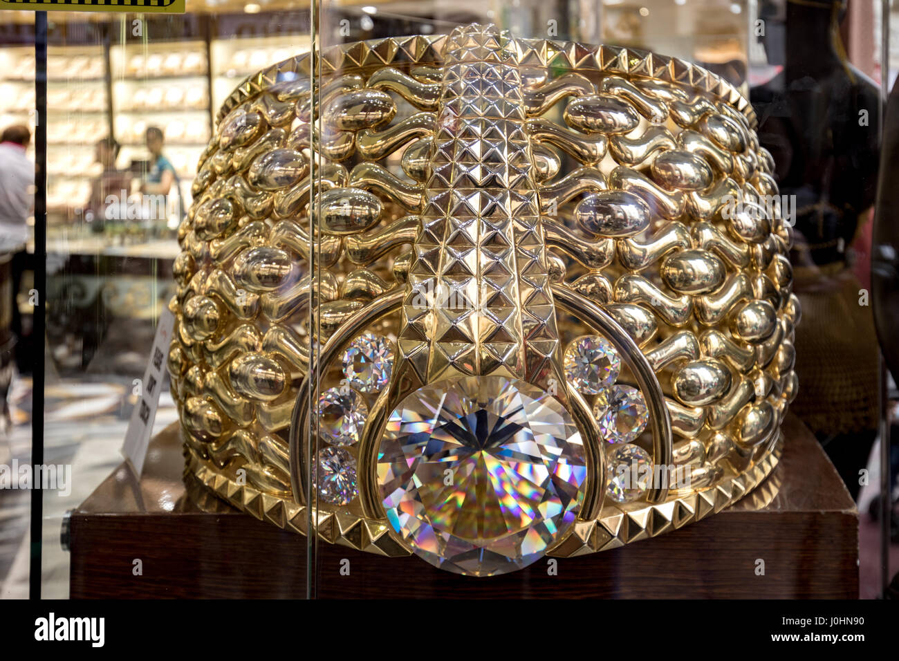 Le Taiba Najmat ou Star de Taiba, la plus grande bague en or. Banque D'Images