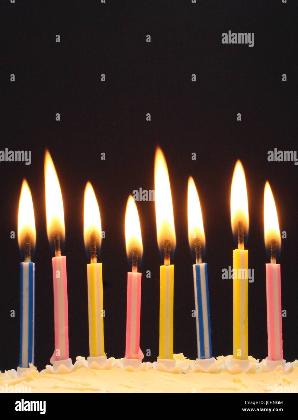 Huit bougies du gâteau d'anniversaire allumée, sur un fond noir. Concept de  célébration Photo Stock - Alamy