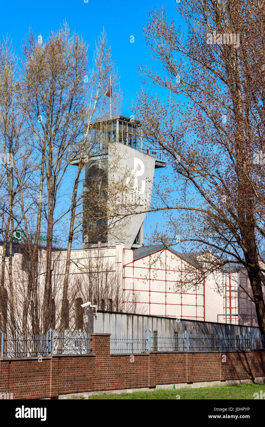 Pologne, Varsovie : la tour d'observation de 32 mètres de haut du Musée du soulèvement avec un symbole de l'État souterrain polonais . Banque D'Images