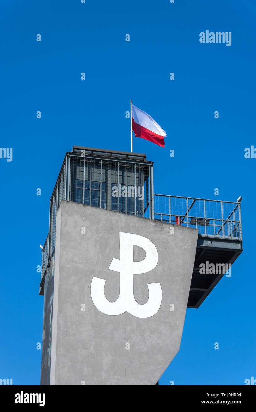 Pologne, Varsovie : la tour d'observation de 32 mètres de haut du Musée du soulèvement avec un symbole de l'État souterrain polonais . Banque D'Images