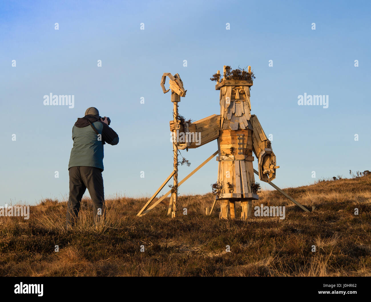 Man photographing statue en bois, en Barrule Banque D'Images