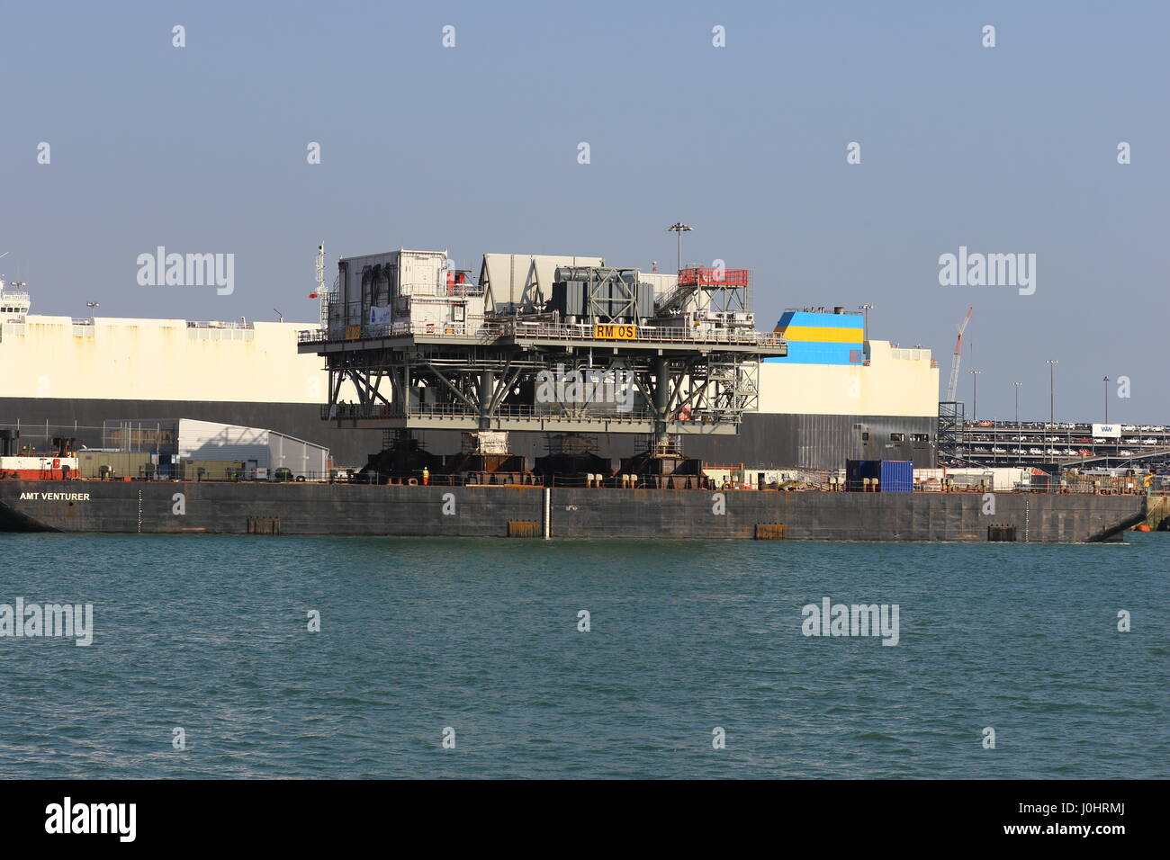 Une ferme éolienne offshore Rampion se trouve dans la plate-forme port à bord de la Barge d'Aventuriers de l'AMT Banque D'Images