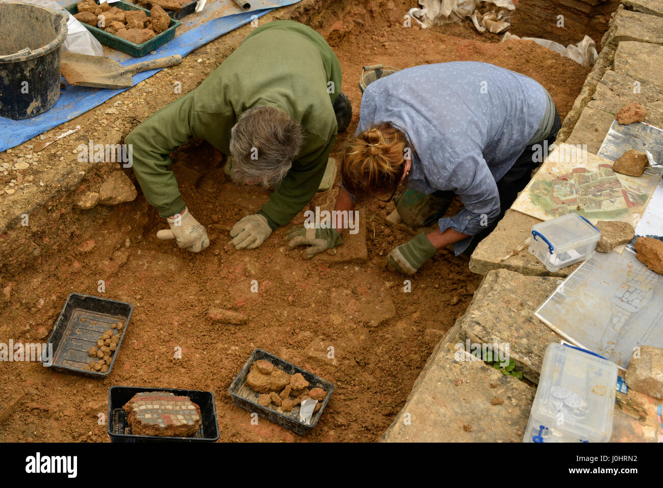 Des archéologues travaillant sur un forage à Chedworth Roman Villa, UK Banque D'Images