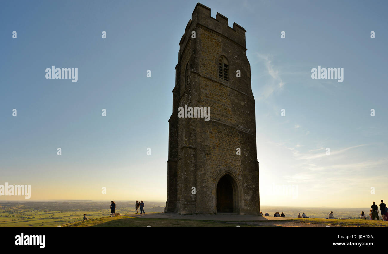 Les ruines de l'église St Michaels sur Tor de Glastonbury, Somerset, Royaume-Uni. Banque D'Images