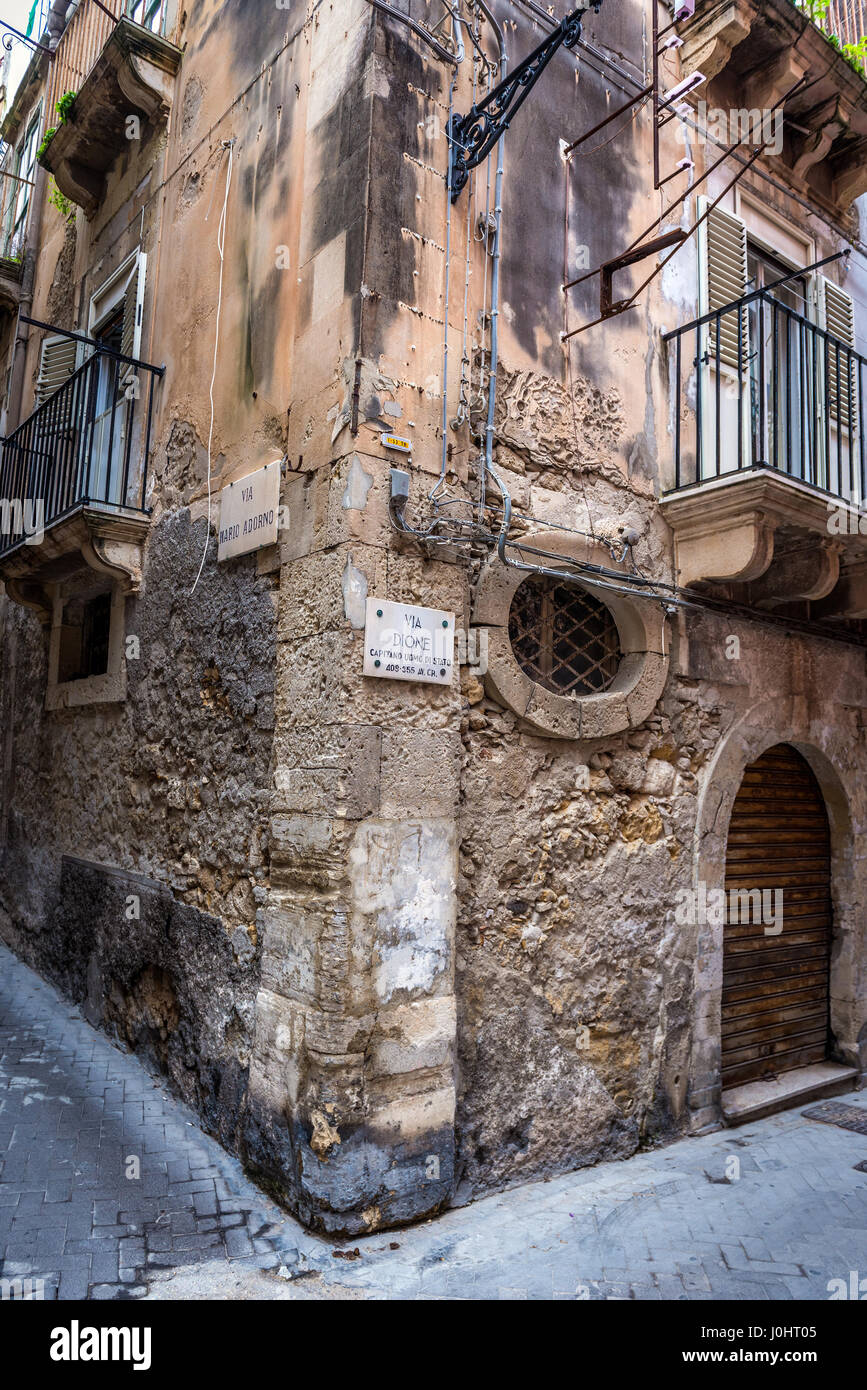 Via la rue Dione sur l'île d'Ortygie, partie historique de la ville de Syracuse, l'angle sud-est de l'île de la Sicile, Italie Banque D'Images