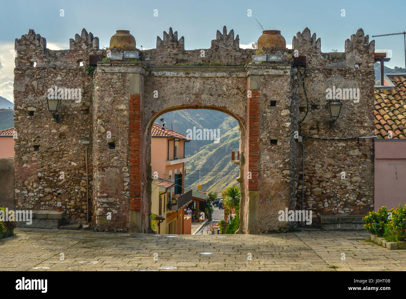 L'ancienne église de mur dans la ville fortifiée médiévale de Forza d'Agro en Sicile. Banque D'Images