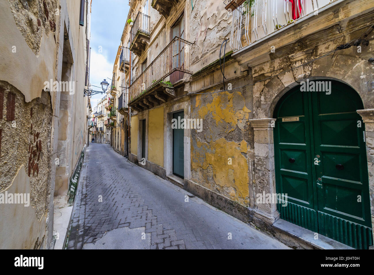 Rue étroite sur l'île d'Ortygie, partie historique de la ville de Syracuse, l'angle sud-est de l'île de la Sicile, Italie Banque D'Images